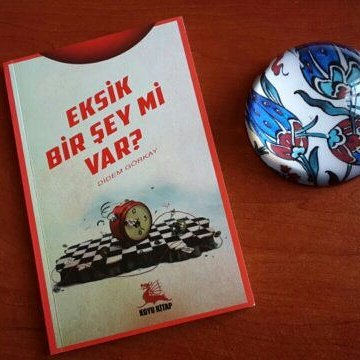 İstanbul'dan deniz esintili bir selam geldi. "Eksik Bir Şey mi Var?" diyerek sordu hatrımı @DidemGorkay .<a href="/koyukitap/">Koyu Kitap</a>