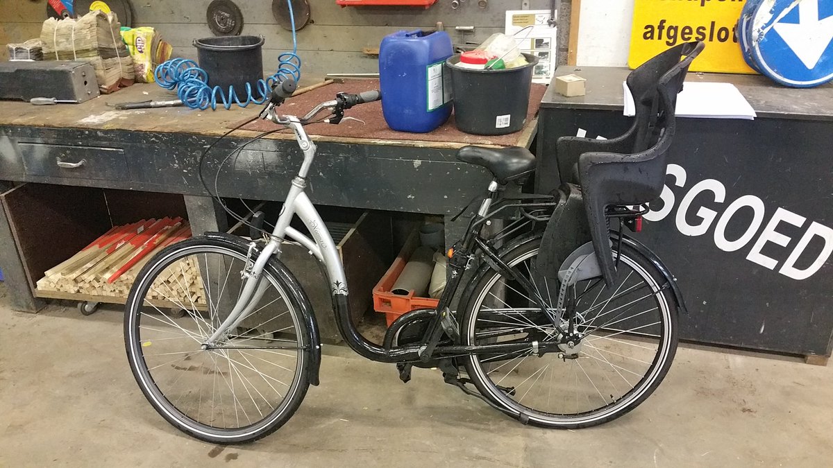 Wie oh wie is de eigenaar van deze fiets. Vermoedelijk gestolen. Inmiddels overgebracht naar de gemeentewerf. RT RT