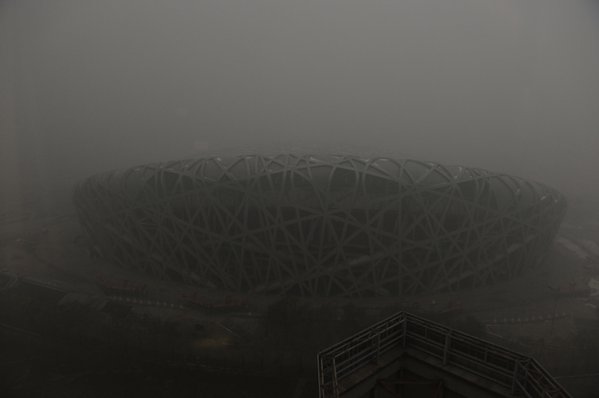 PacojoSER's tweet photo. Pekín emite su primera alerta roja de la historia por contaminación! Este aire se "respira" en el estadio olímpico! https://t.co/I6jGE3y6LR