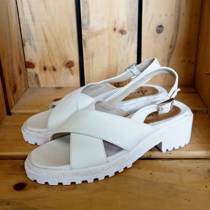 REALincstore's tweet photo. READY STOCK •  Olivia Platform Sandal (white) | IDR 210.000 size: 37-40 order : LINE: realincshoes https://t.co/0xPcVDnMMT