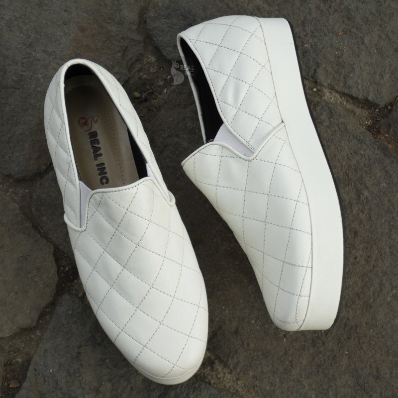 REALincstore's tweet photo. READY STOCK • Ziggy Slip On (white) | IDR 250.000 size: 37-40 order : LINE: REALincshoes https://t.co/ZCoXTxJXtS