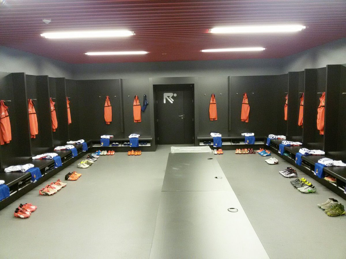 El <a href="/RealZaragoza/">Real Zaragoza</a>, con sus uniformes ya listos en San Mamés. ¡¡A ganar!!