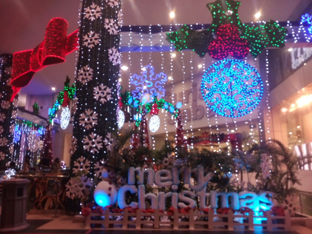 SabahInfo's tweet photo. Christmas deco at @suriasabah https://t.co/0ISWht8y7s