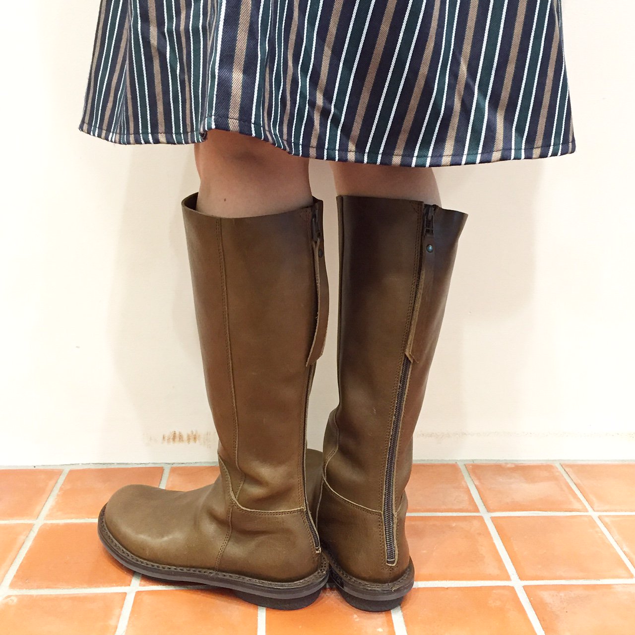 Trippen Japan 15年秋冬コレクションのご紹介 ロングブーツの定番 Tower の美しいシルエットをそのままに 筒高が少し低く設定された Wall バックファスナーで脱ぎ履きしやすいです Wall カーキ ブラック Mix Zip T Co Imy6fqaash