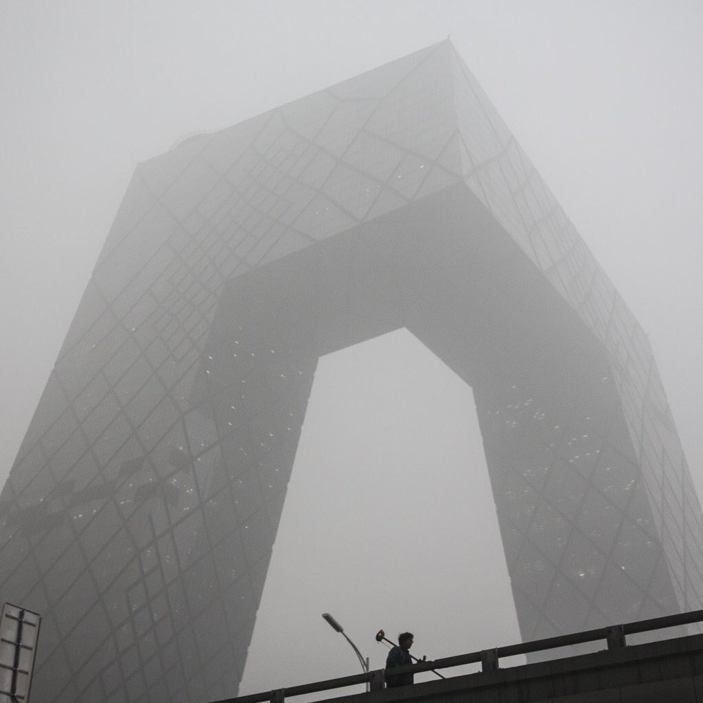 الجانب السلبي في التطور الصناعي بالصين هو أرتفاع نسب التلوث في الهواء CVns9aDUwAA5Jsm