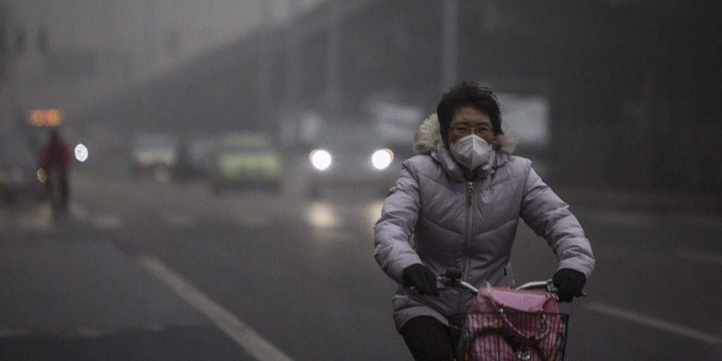 الجانب السلبي في التطور الصناعي بالصين هو أرتفاع نسب التلوث في الهواء CVns9fQUwAAeWsf