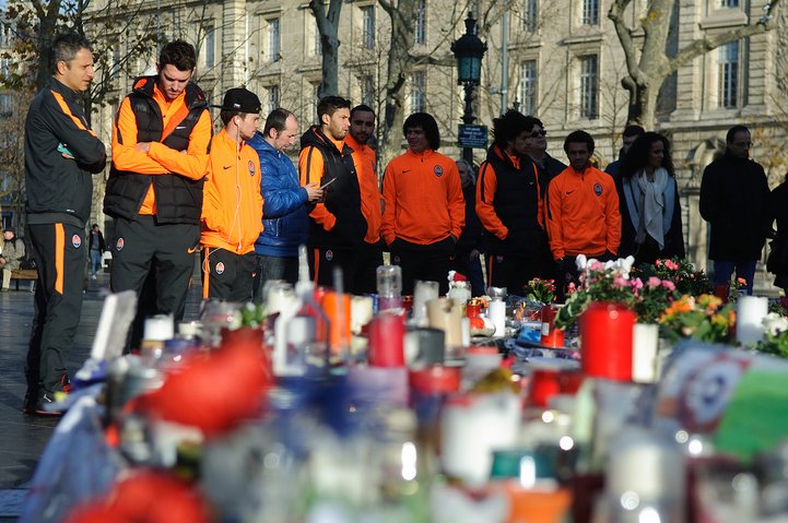 FCShakhtar_eng's tweet photo. #Shakhtar paid tribute to victims of terrorist attack in Paris. https://t.co/cw5mXk9YcQ https://t.co/pWFEqqW5l9