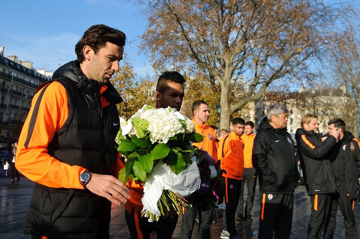 FCShakhtar_eng's tweet photo. #Shakhtar paid tribute to victims of terrorist attack in Paris. https://t.co/cw5mXk9YcQ https://t.co/pWFEqqW5l9