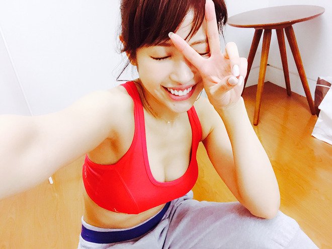 ピースをして目をつぶった顔も可愛い舟山久美子の画像