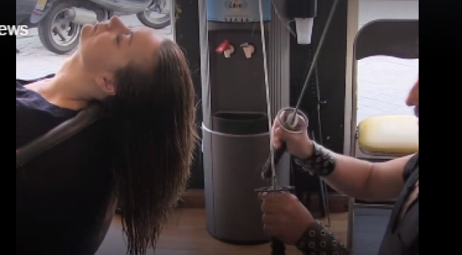 atlantico_fr's tweet image. Un coiffeur espagnol adepte du katana et du chalumeau &amp;gt; ebx.sh/1Ndb036