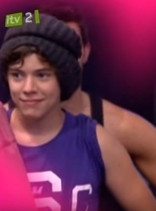 harrythirls's tweet photo. CAN YOU BELIEVE THIS WAS HARRY STYLES 5 FUCKING YEARS AGO 

#MTVStars One Direction https://t.co/bCeGKGKU6E
