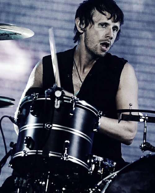 Happy birthday to the sexiest drummer Dominic Howard  