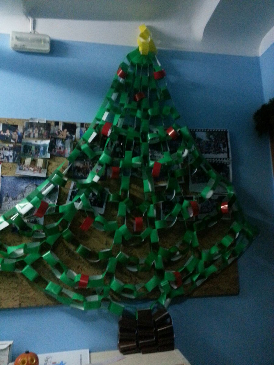 Dopos_Iceas's tweet photo. Decoración #Navideña en #DoposVallecas. Ya tenemos el arbol de Navidad, gracias al grupo de mayores. Fantástico!!!!! https://t.co/upQ8Ng44f9