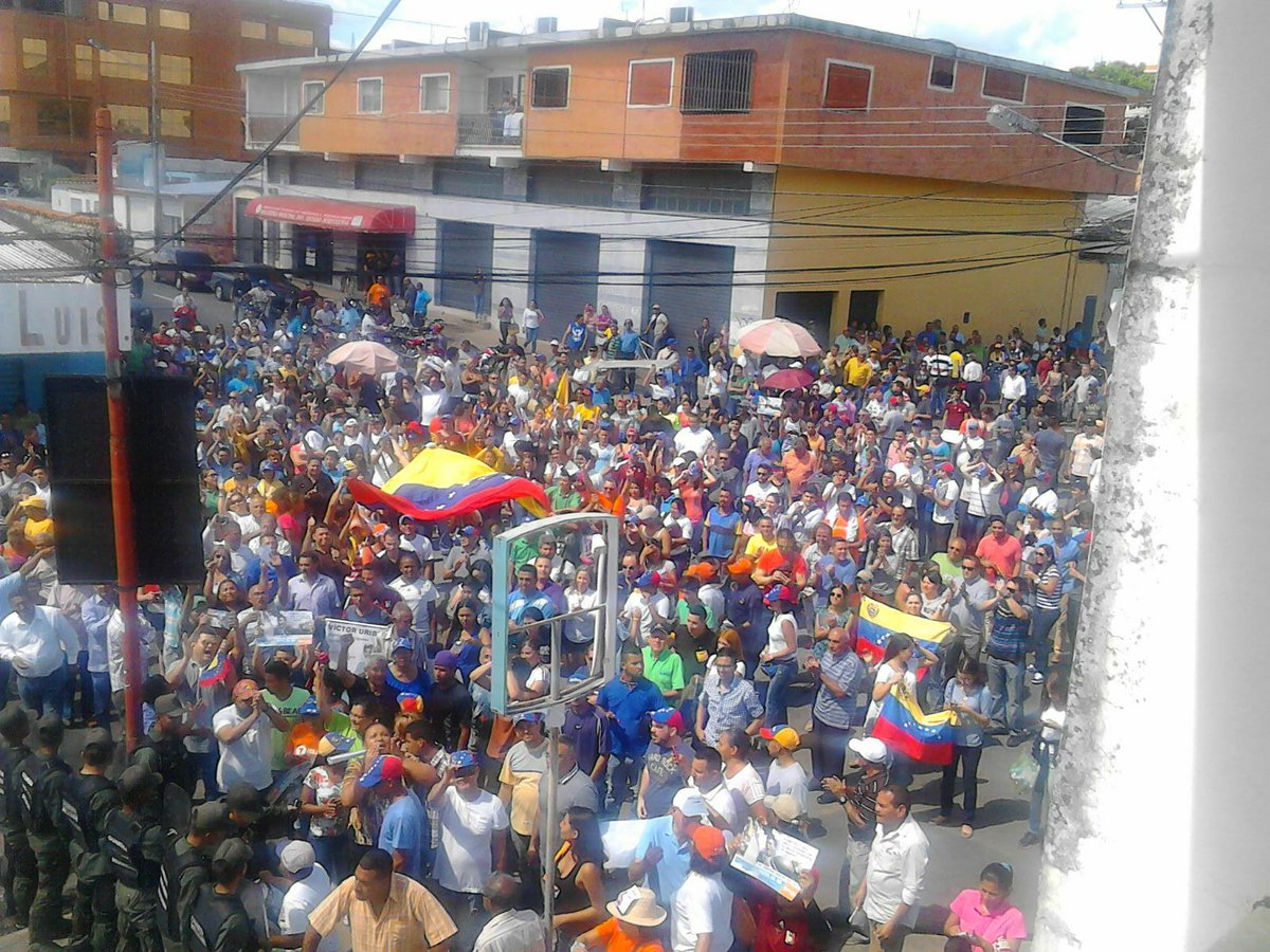 VenteJovenPortu's tweet photo. CNE #Guanare no quieren reconocer a @victoruribeg como diputado, ciudadanos acuden a defender el voto https://t.co/7RjmHngqmx