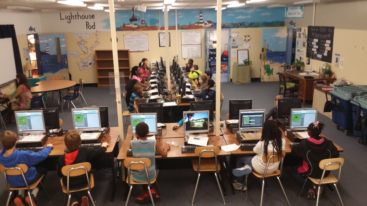 nicoleandbj's tweet photo. Getting our hour of code in 4D @pNabbie @NewingtonElem #NESMerryTechmas https://t.co/csbc8T9NX9