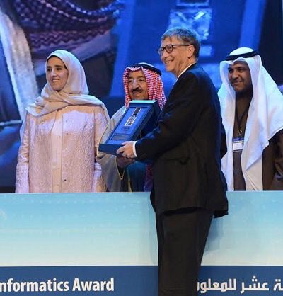 tnmyaa's tweet photo. سمو أمير البلاد يسلم بيل غيتس وسام الكويت ذو الوشاح من الدرجة الأولى https://t.co/1wdEyanR2w