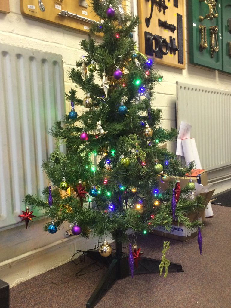 MBL_AI's tweet image. Mid beds locksmiths wish you all a Merry Christmas and a Happy New Year #feelingfestive #locksmith #ironmongery