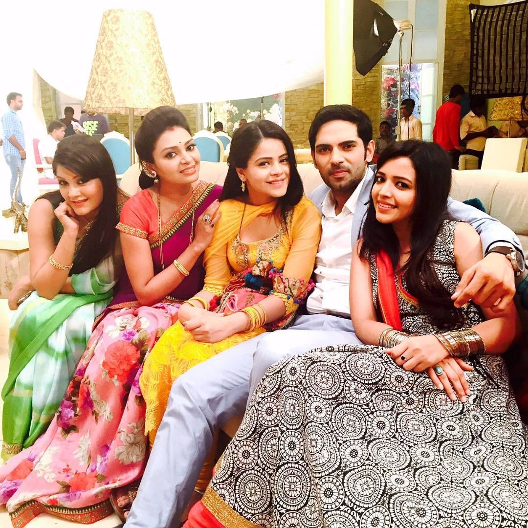 jigyasasingh_fc's tweet photo. Throwback #Thapkians fun on the sets. @imJigyasaSingh https://t.co/VagFzas3Uy