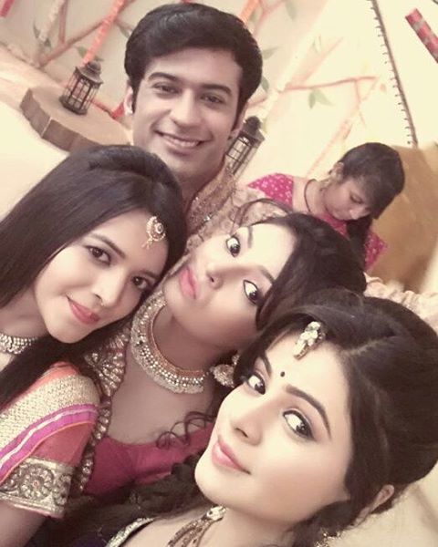 jigyasasingh_fc's tweet photo. Throwback #Thapkians fun on the sets. @imJigyasaSingh https://t.co/VagFzas3Uy