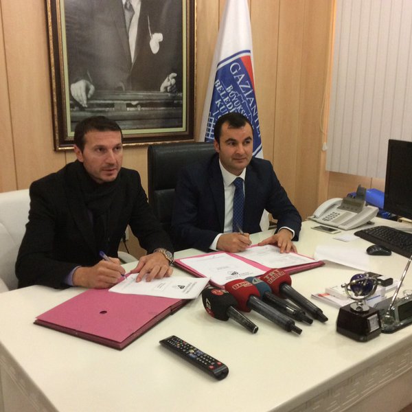 Bayram Bektaş İmzaladı @GBBSpor @avosmantoprak @GaziantepbbsFan gazianteppusula.com/haber/bayram-b…