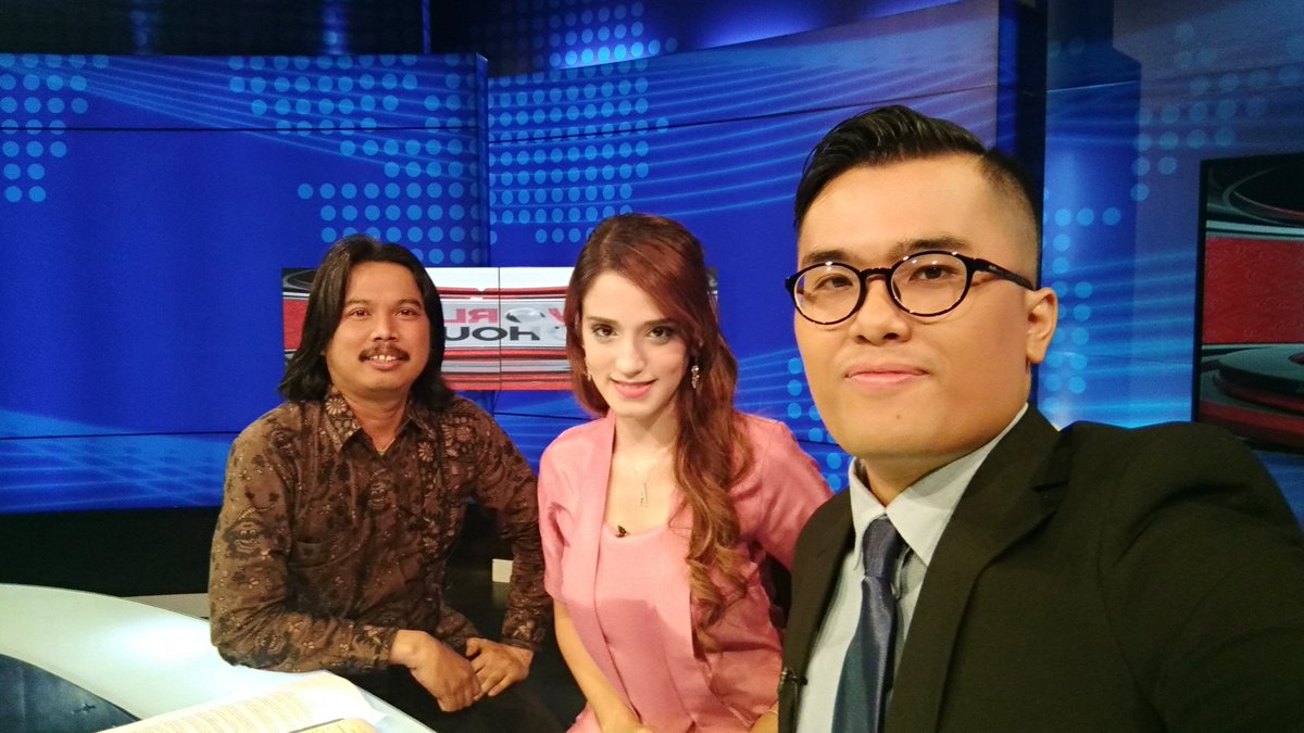 roberlinpurba's tweet photo. @Amelia_Yachya n i  Talked abt the paris attacks with this gentleman. Pleasure having u again sir @syafiqhasyim_de https://t.co/XLuxaliyFw