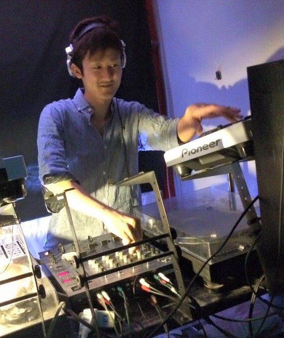 wave_s0lid's tweet photo. 【11日出演NAOKI 】
20代後半初めてクラブへ行きハウスミュージックに出会いDJ活動をスタート。
ある日、大好物のたこ焼きを焼いている時、たこ焼き粉のmixとDJmixの基本概念は同じである事に気付き、一層DJ活動に精を出す。 https://t.co/7kt8Hb7rkB