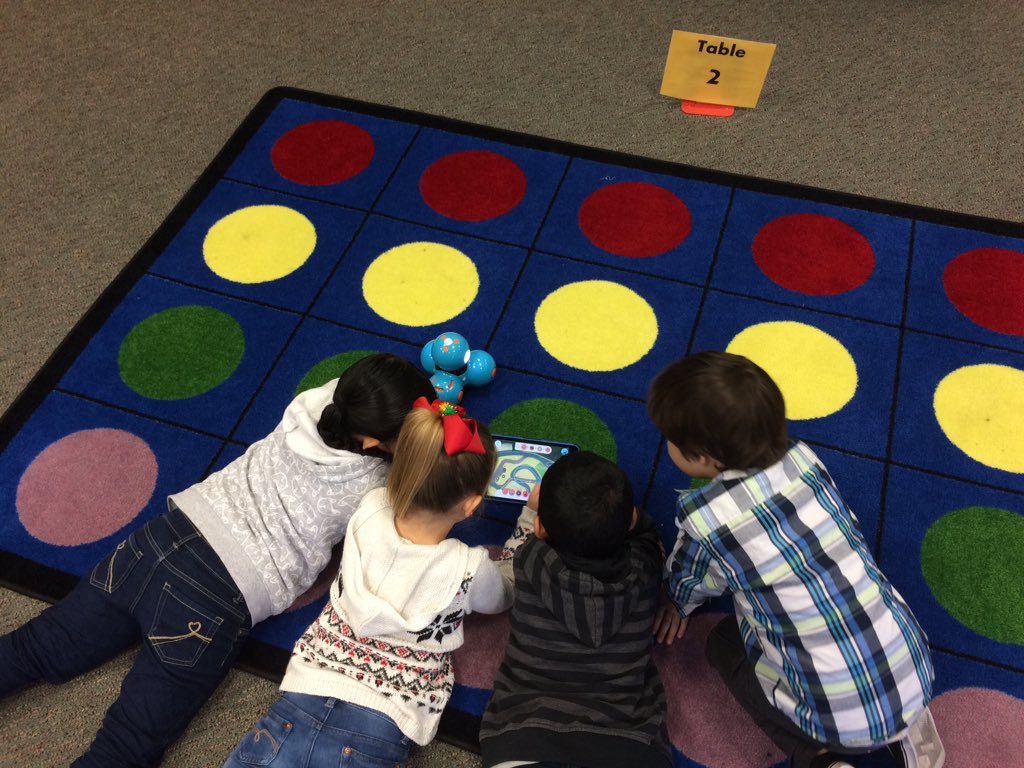 GinnyBoughter's tweet image. 1st gr ❤️s dot and dash! @hourofcode #TCEhourofcode