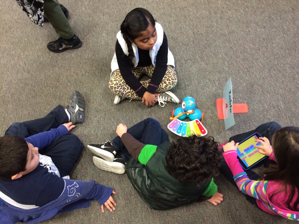 GinnyBoughter's tweet image. 1st gr ❤️s dot and dash! @hourofcode #TCEhourofcode