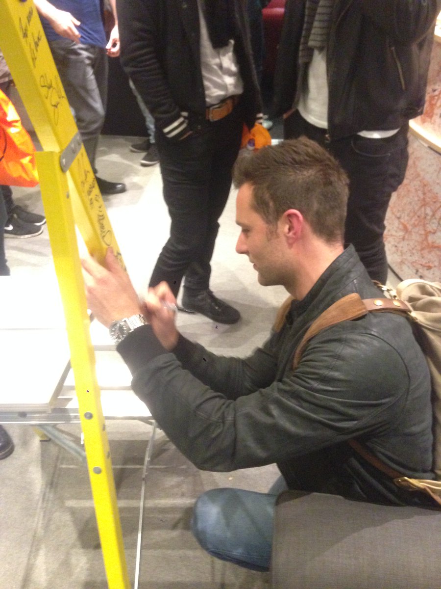 LarrytheLadder's tweet image. Here's @mcflyharry sharing the love after the awesome @mikeslessons clinic @bellstudioscouk @bellperc