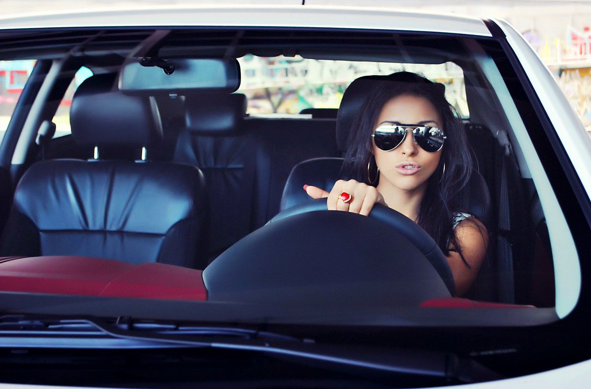 foto-devushek-v-temnih-ochkah-v-mashine-seks-porno-hup-russkie