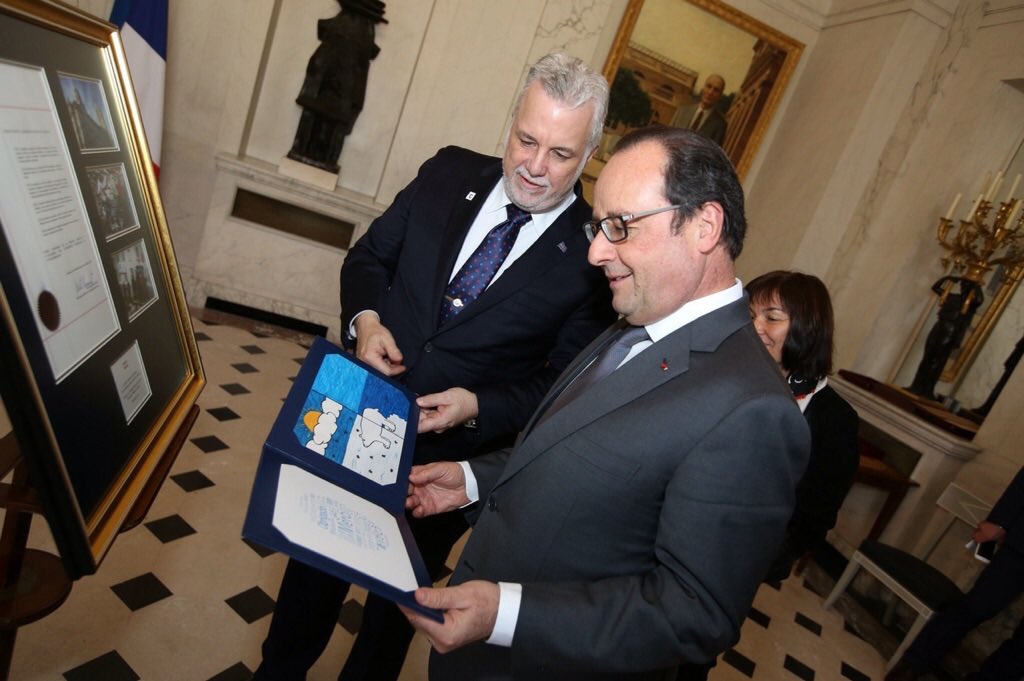 phcouillard's tweet photo. Remise à @fhollande d'un dessin d'une jeune de Val-d'Or dans le cadre du projet https://t.co/MdyxmZMyLp @JeanLemire https://t.co/pMrFw9daFt