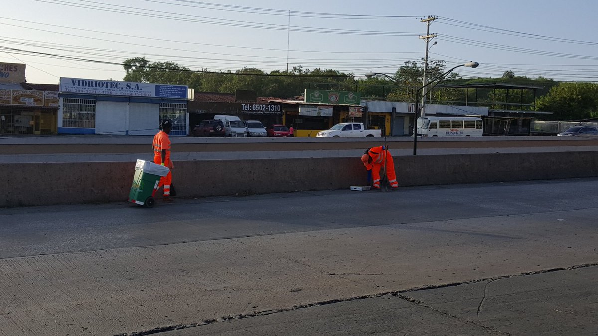 marioarosemena's tweet photo. Revisalud y @asanmiguelito en operativo de limpieza en Villa Guadalupe. @elsiglodigital @EstrellaOnline @ https://t.co/8P4ZA5xAYl