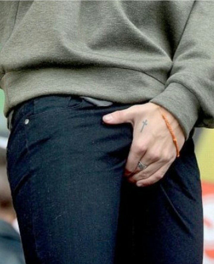 Девушка трогает мужчину. Трогать девушку через штаны. Трогать девушку через штаны. Мужчина расстегивает платье. Рука в джинсах.