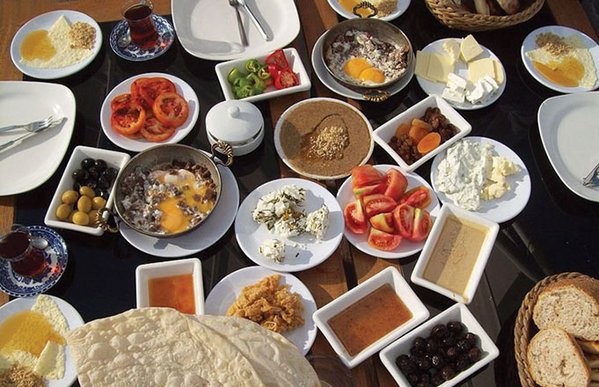 Kruvasan’dan Omlet’e Kahvaltı Masaları bit.ly/1MXwEh3