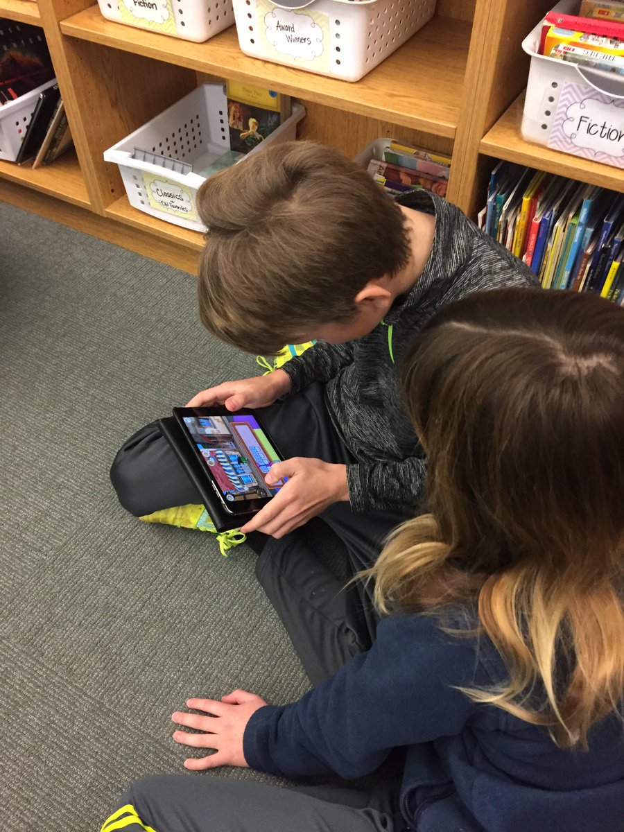 mrskorninfifth's tweet image. First hour of code w my fifth graders at @LadueFGC. We used thefoos.com #codingtogether #HourOfCode