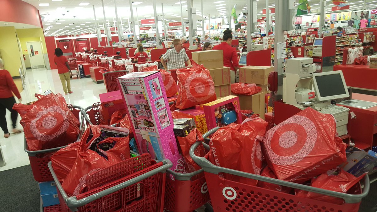 ashleylasure12's tweet photo. 8 carts and 1 flat bed...this #TargetRun was a success for our guest! #toys4days #stackithigh #letitfly @DannyBush9 https://t.co/z7IqwWnulx
