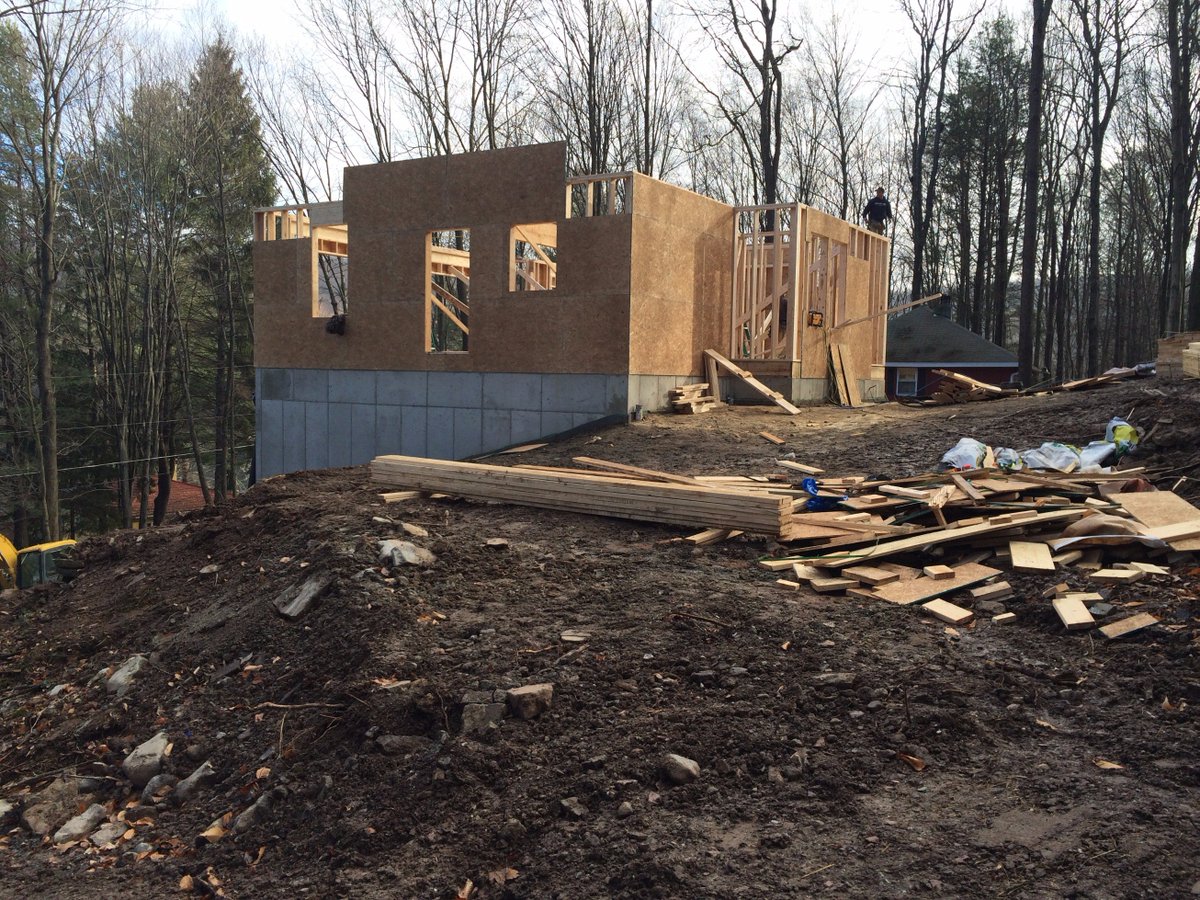 CompanyWoods's tweet photo. #LakeRegion home in #NorthernPoconos becoming framed. Taking advantage of this awesome weather! https://t.co/frlSPvJ2cj