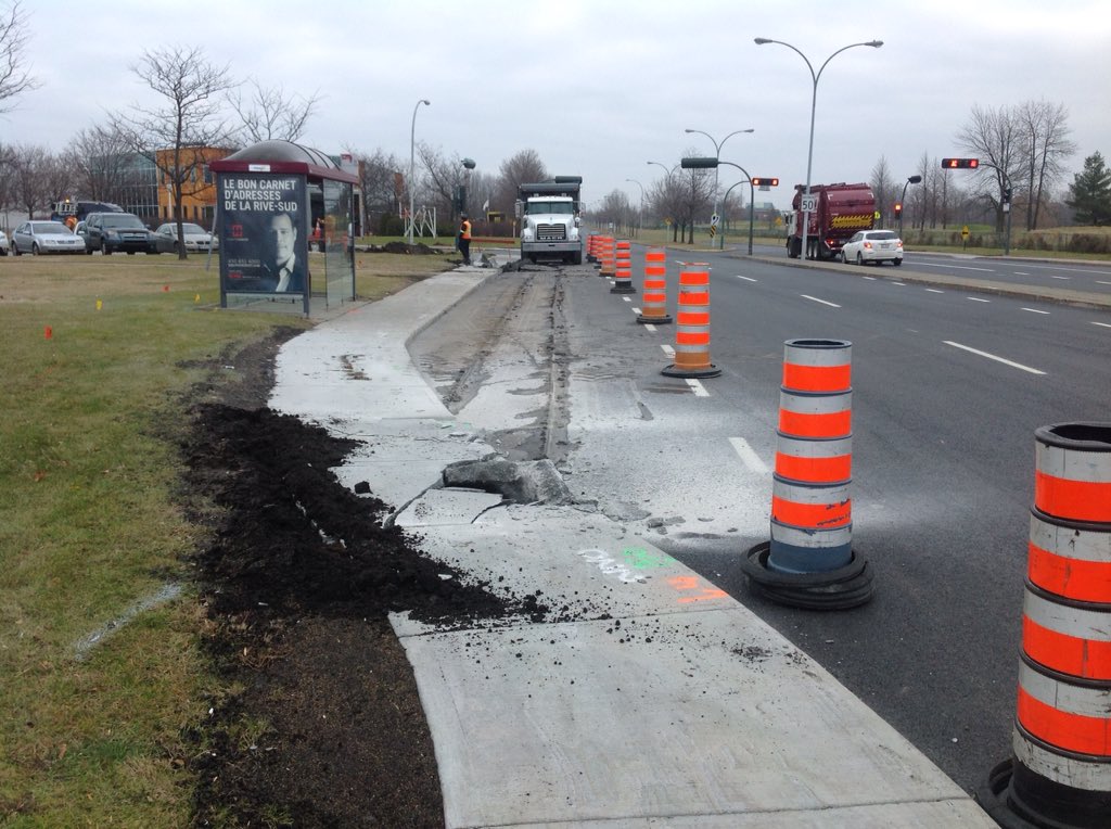 Picoleur's tweet photo. @Dutrizac Longueuil, trottoir et asphalte fait depuis 2 semaines et aujourd'hui il creuse!!!!! https://t.co/O2GR86FdgU
