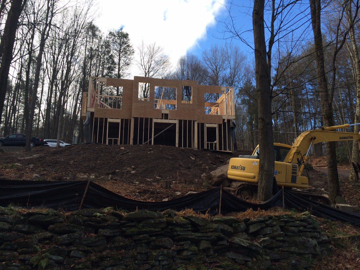 CompanyWoods's tweet photo. #LakeRegion home in #NorthernPoconos becoming framed. Taking advantage of this awesome weather! https://t.co/frlSPvJ2cj
