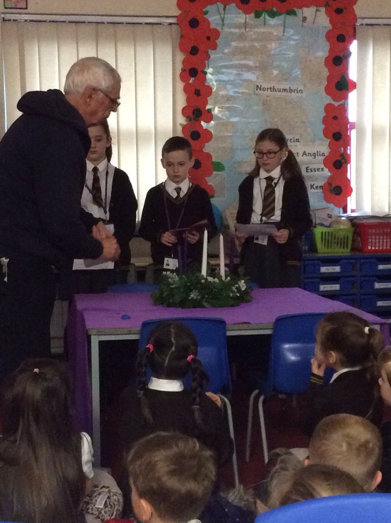 StHChaplains's tweet photo. Our Parish Priest blessed our Advent wreath as we began our weekly Advent Reflections. https://t.co/8JlE3kBIdN