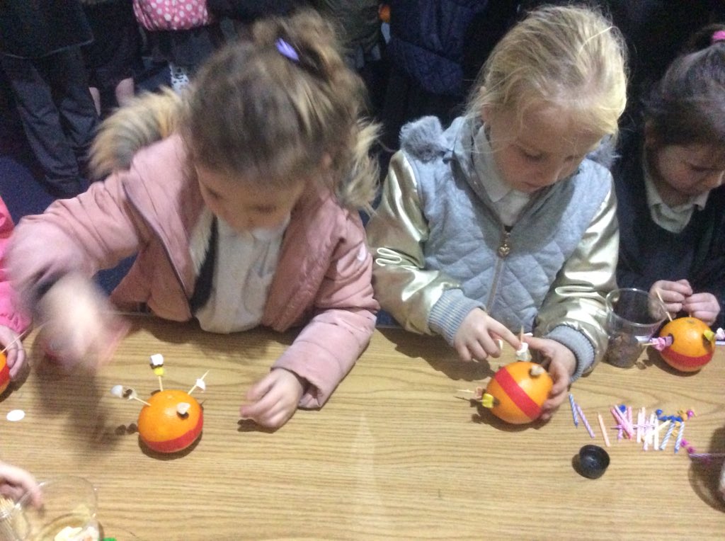 MissStanleyLPS's tweet photo. Year 1 had a fantastic afternoon making their Christingles @LiscardPrimary @LPSYear1 https://t.co/wmhkNfw10p