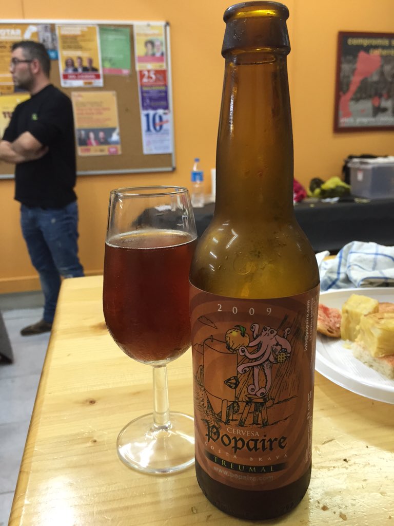 ERC_SantAndreu's tweet photo. Contents arribem al tercer tast de @FlorDeLlupol 🍻🍺 #Treumal #popaire #FMSantAndreu15 #gentvalenta https://t.co/8DoXG9SCYX