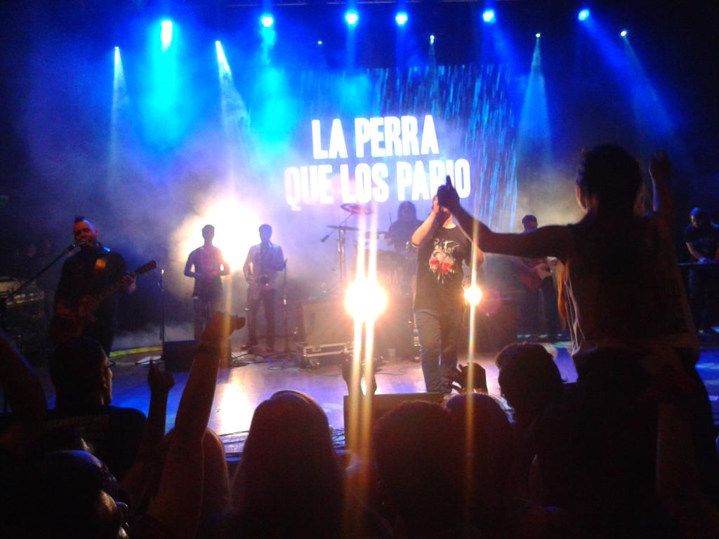 Lpqlp_letras's tweet photo. Postal propia de lo que fue anoche el Teatro Flores, UNA FI-ES-TA. #LPQLPenFlores https://t.co/SQjf8k7MSd