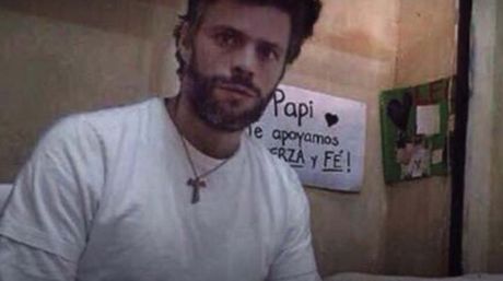 ElNacionalWeb's tweet photo. Leopoldo López escuchó el triunfo de la oposición desde su celda https://t.co/i0vBwcPV84 https://t.co/zcCjHSOOey