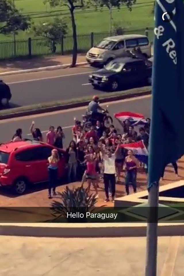 martinbrgarrix's tweet photo. Martin e Louis postaram snap de fãs em frente ao hotel, bateu aquela sdd dele aqui no Brasil 😭 https://t.co/4YkT7LJqhD