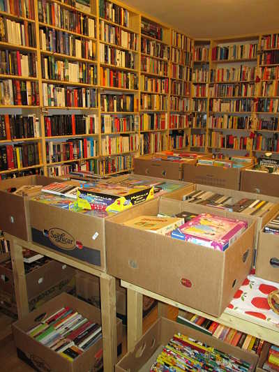 DuftDoppelpunkt's tweet photo. Der Bücherbasar im Wiener Bücherschmaus wurde bis zum 24.12. verlängert. https://t.co/Vyr7vDdi3D https://t.co/yV3FPq8GAZ