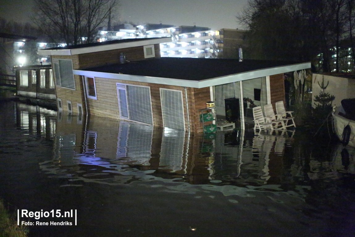 Nog enkele foto's van de zinkende woonboot bij het #Starrevaartpad #Leidschendam