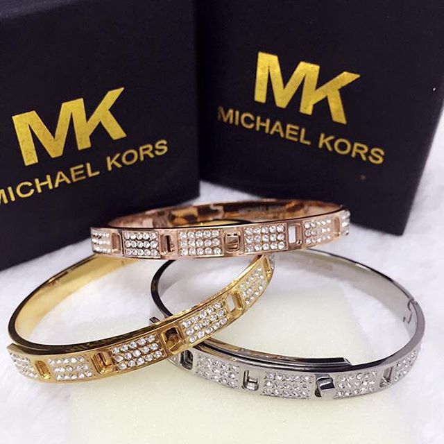 KorsSale's tweet photo. #nontarnish #nonfade #bangle #stainlesssteel #mk #mkbangle #stainlesssteeljewelry https://t.co/Dn1bUjcEx6