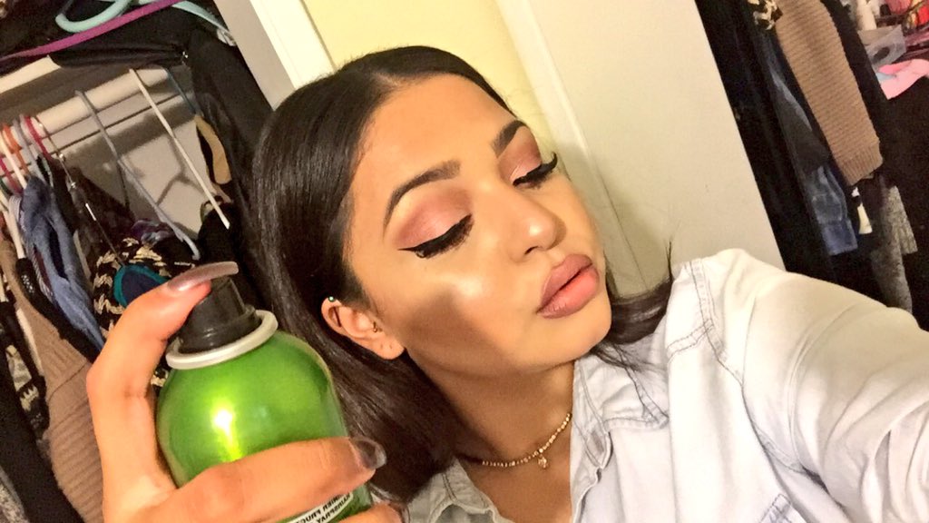 ChabelyyBD's tweet image. When ya make up poppin but you ran out of setting spray .. 💅🏾💁🏽 #tricksntips
