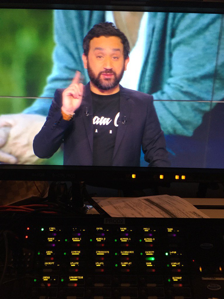 nour23's tweet photo. Que voulez vous que je dise à l'oreillette de Cyril ?#TPMP #baba #Fanzouzes #lachezvous https://t.co/xWBZhEFJAp